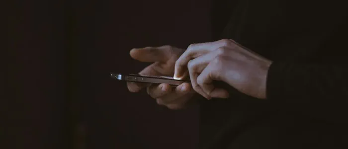 Anzeichen für mögliches Fremdgehen - Kommunizieren am Handy